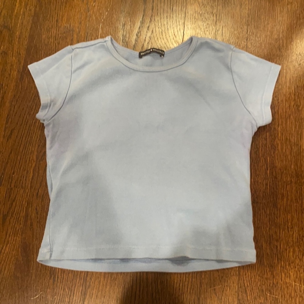 ADORABLE blue cropped tee in amazing condition